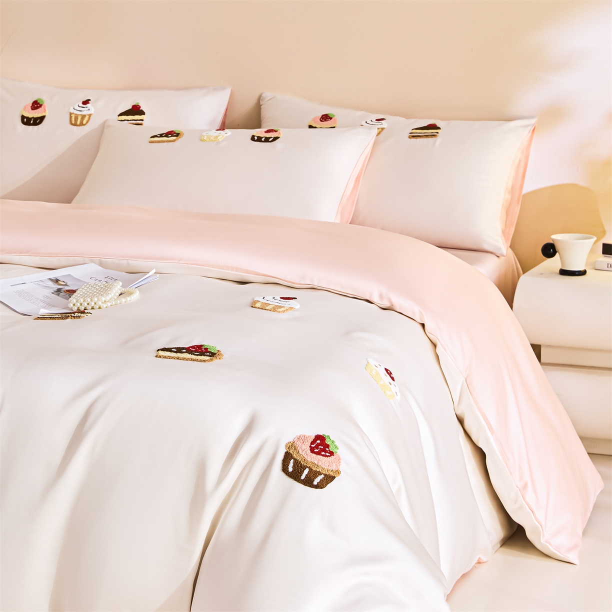 91家纺网 家纺一手货源 找家纺 DC 2026新款天丝立体毛巾绣四件套 毛巾绣-元气白桃+半熟蜜桃（丝绒蛋糕）