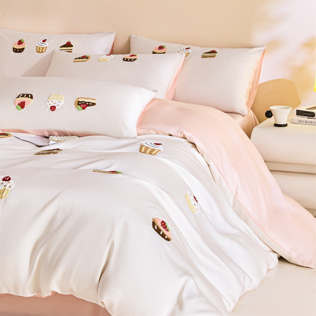 91家纺网 家纺一手货源 找家纺 DC 2026新款天丝立体毛巾绣四件套 毛巾绣-元气白桃+半熟蜜桃（丝绒蛋糕）