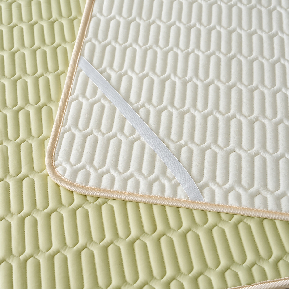 91家纺网 家纺一手货源 找家纺 奇丝雅 2026夏季A类纯色乳胶凉席冰丝席家用双人冰丝凉席可机洗夏天空调席三件套-场景二 富士山-果绿