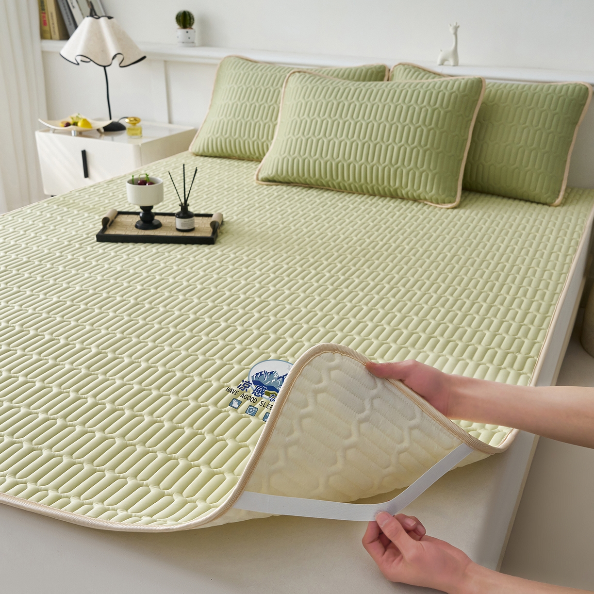 91家纺网 家纺一手货源 找家纺 奇丝雅 2026夏季A类纯色乳胶凉席冰丝席家用双人冰丝凉席可机洗夏天空调席三件套-场景二 富士山-果绿