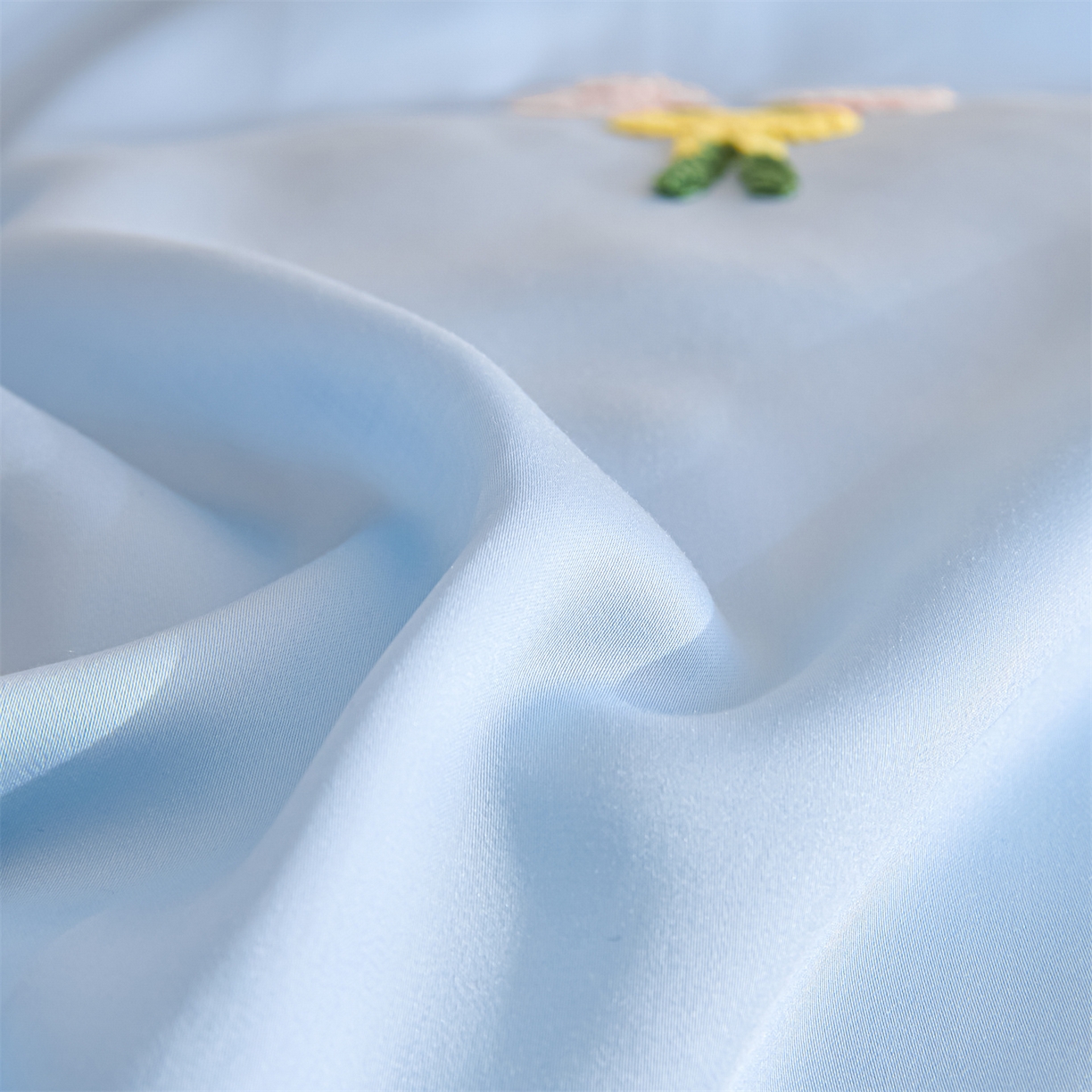 91家纺网 家纺一手货源 找家纺 DC 2026新款天丝立体毛巾绣四件套 毛巾绣-婴儿蓝+冰川灰（丝绒蛋糕）