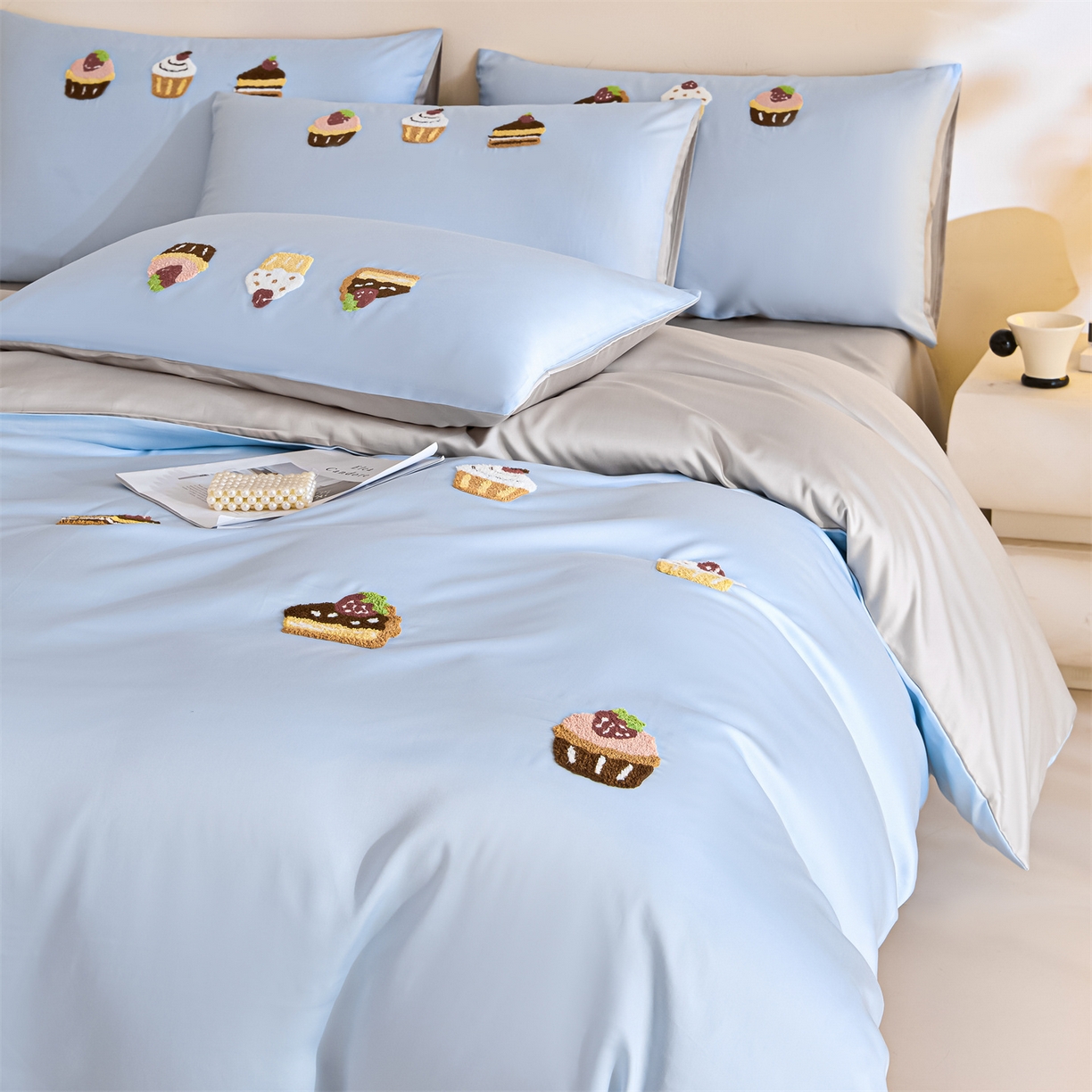 91家纺网 家纺一手货源 找家纺 DC 2026新款天丝立体毛巾绣四件套 毛巾绣-婴儿蓝+冰川灰（丝绒蛋糕）