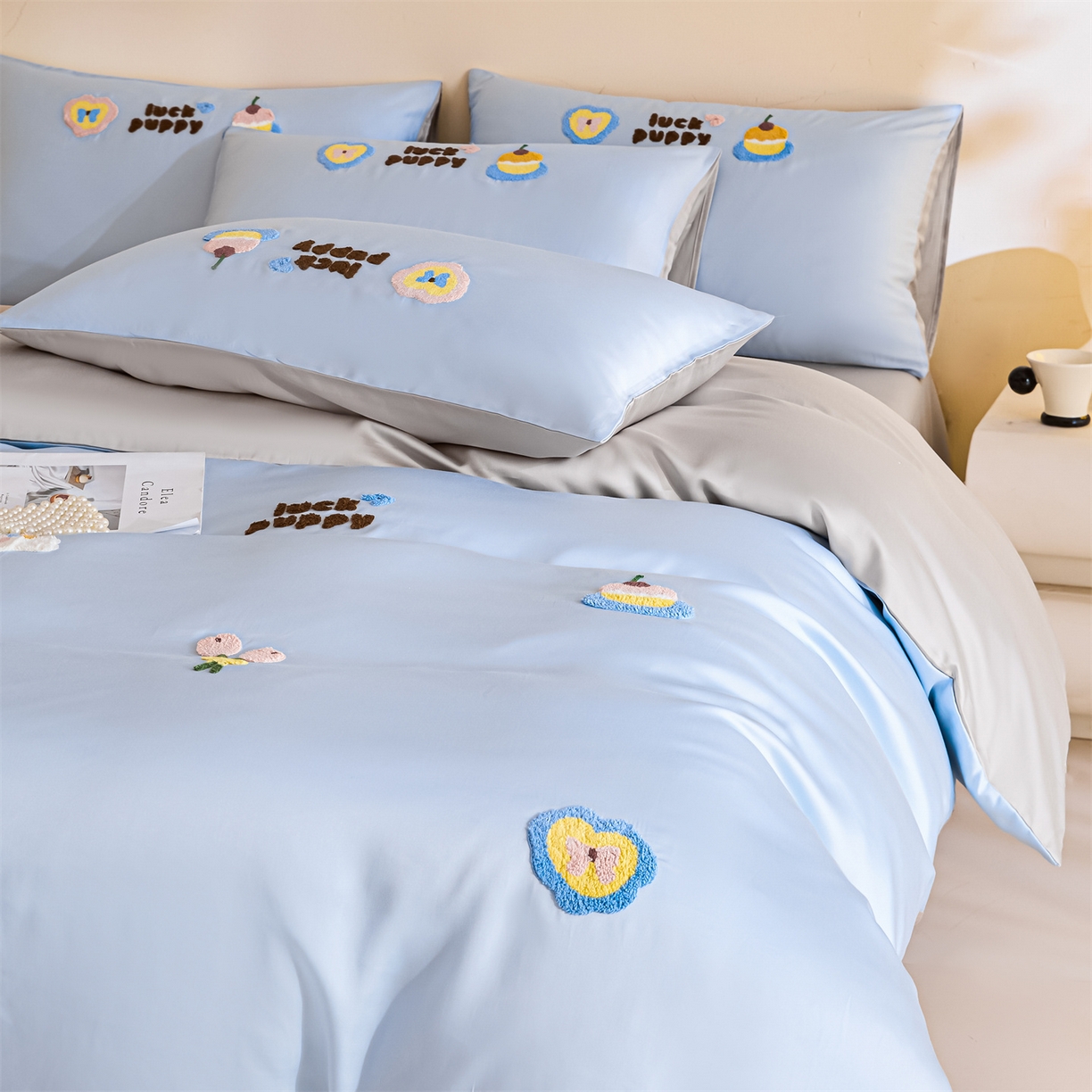 91家纺网 家纺一手货源 找家纺 DC 2026新款天丝立体毛巾绣四件套 毛巾绣-婴儿蓝+冰川灰（初夏小狗）