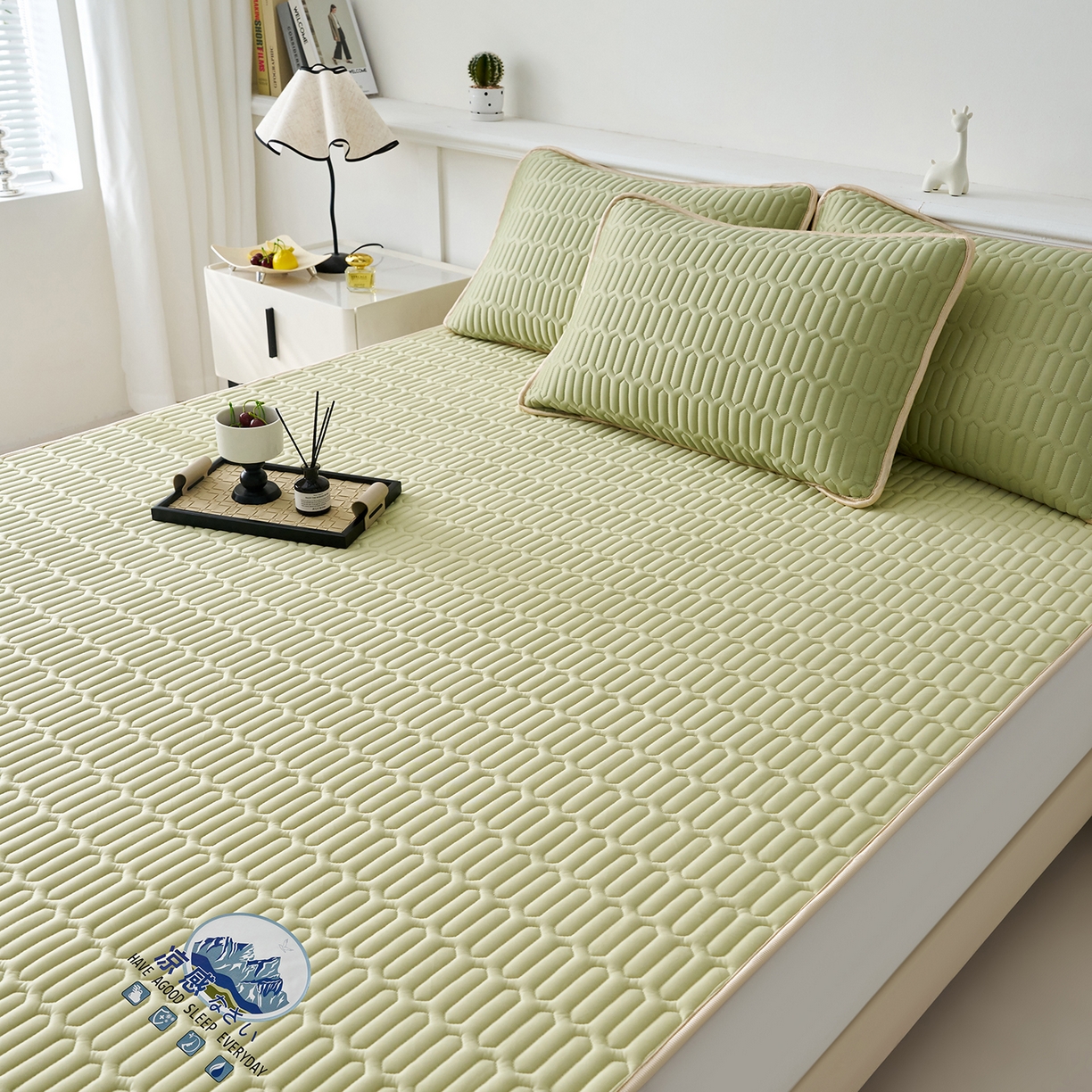 91家纺网 家纺一手货源 找家纺 奇丝雅 2026夏季A类纯色乳胶凉席冰丝席家用双人冰丝凉席可机洗夏天空调席三件套-场景二 富士山-果绿