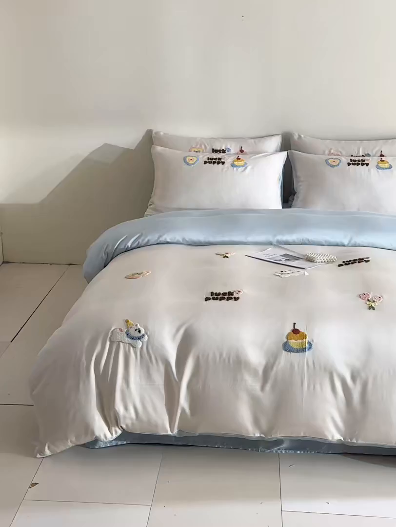 91家纺网 家纺一手货源 找家纺 DC 2026新款天丝立体毛巾绣四件套 毛巾绣-元气白桃+婴儿蓝（初夏小狗）