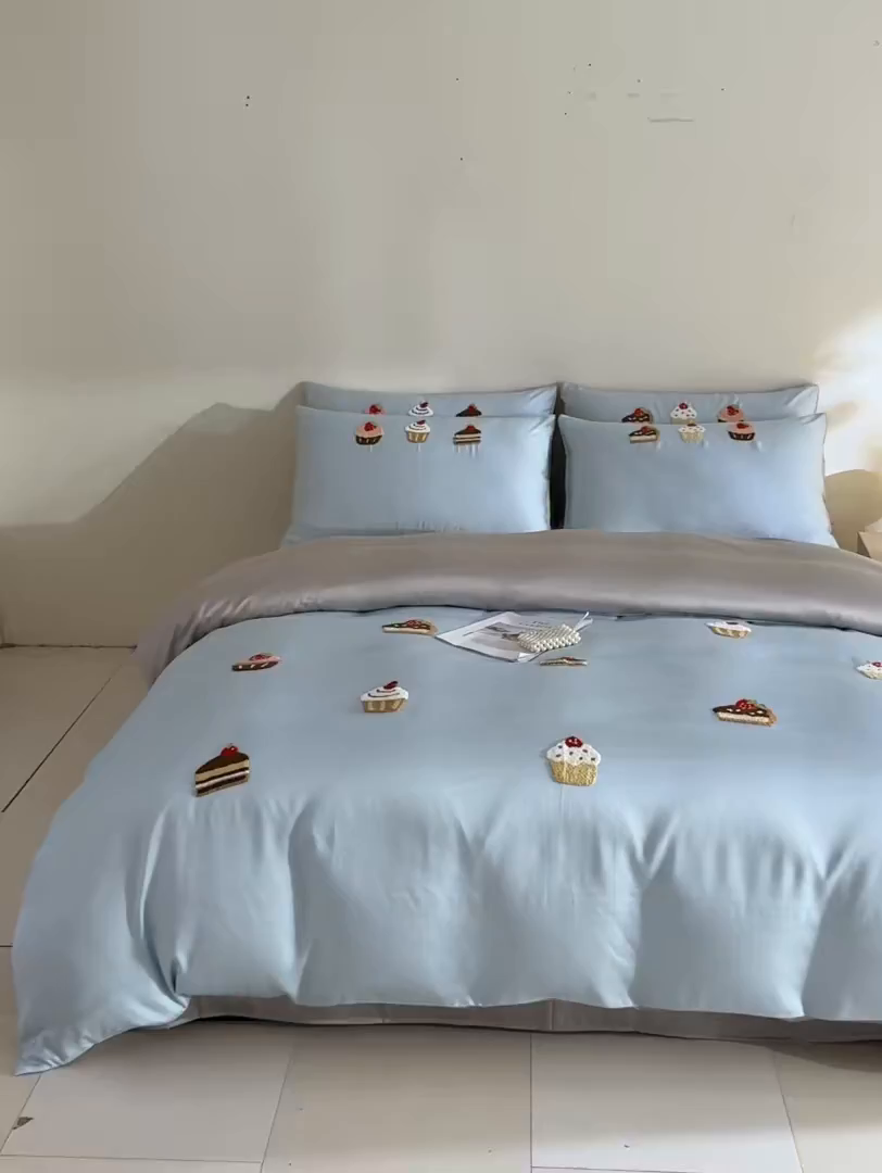 91家纺网 家纺一手货源 找家纺 DC 2026新款天丝立体毛巾绣四件套 毛巾绣-婴儿蓝+冰川灰（丝绒蛋糕）