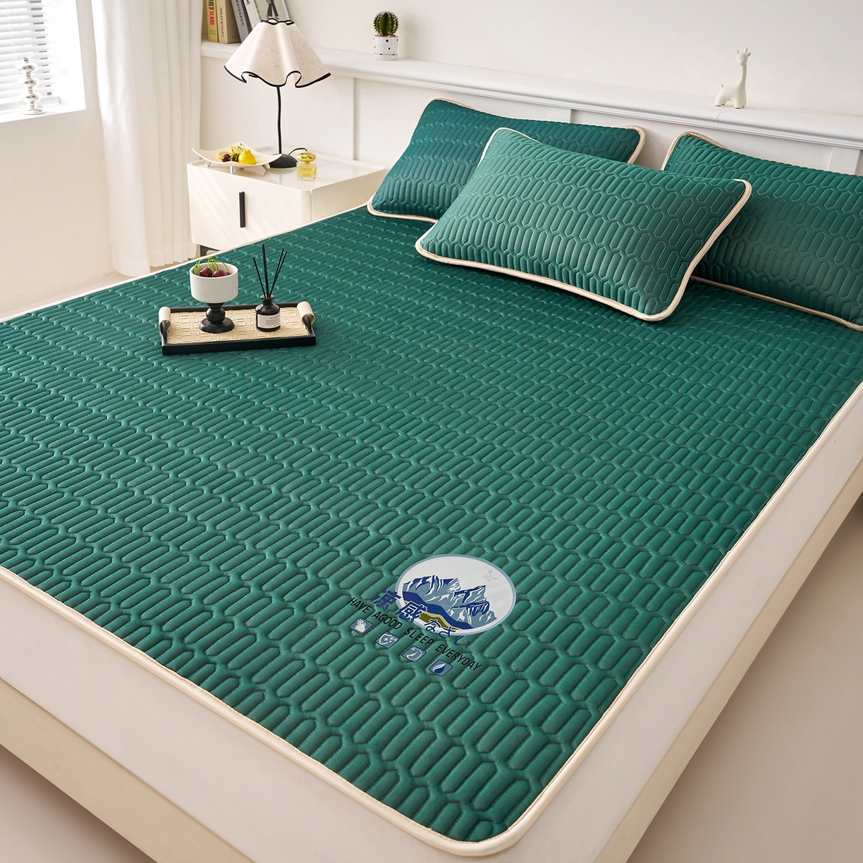 91家纺网 家纺一手货源 找家纺 奇丝雅 2026夏季A类纯色乳胶凉席冰丝席家用双人冰丝凉席可机洗夏天空调席三件套-场景二 富士山-墨绿