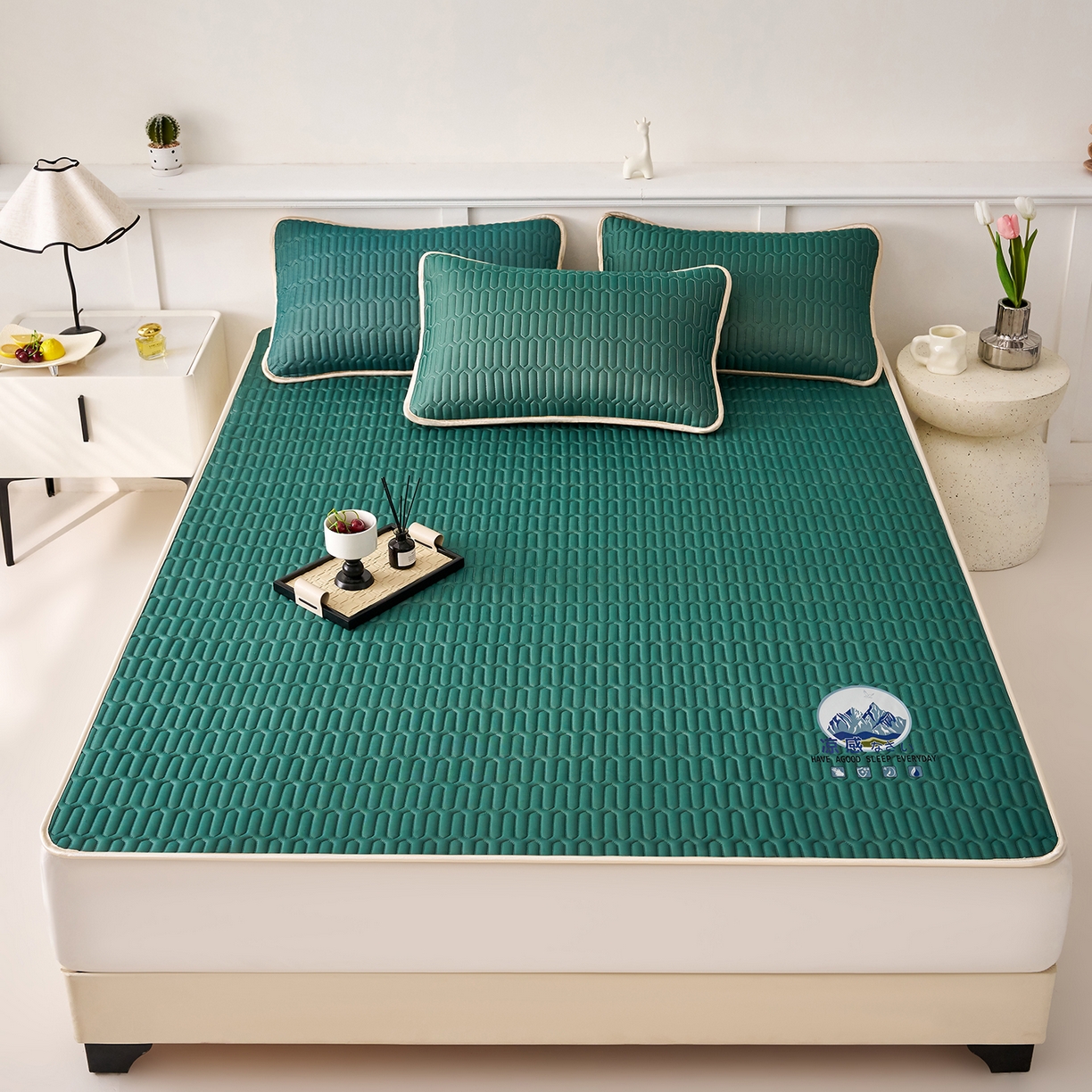 91家纺网 家纺一手货源 找家纺 奇丝雅 2026夏季A类纯色乳胶凉席冰丝席家用双人冰丝凉席可机洗夏天空调席三件套-场景二 富士山-墨绿