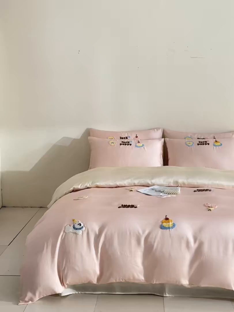 91家纺网 家纺一手货源 找家纺 DC 2026新款天丝立体毛巾绣四件套 毛巾绣-半熟蜜桃+元气白桃（初夏小狗）