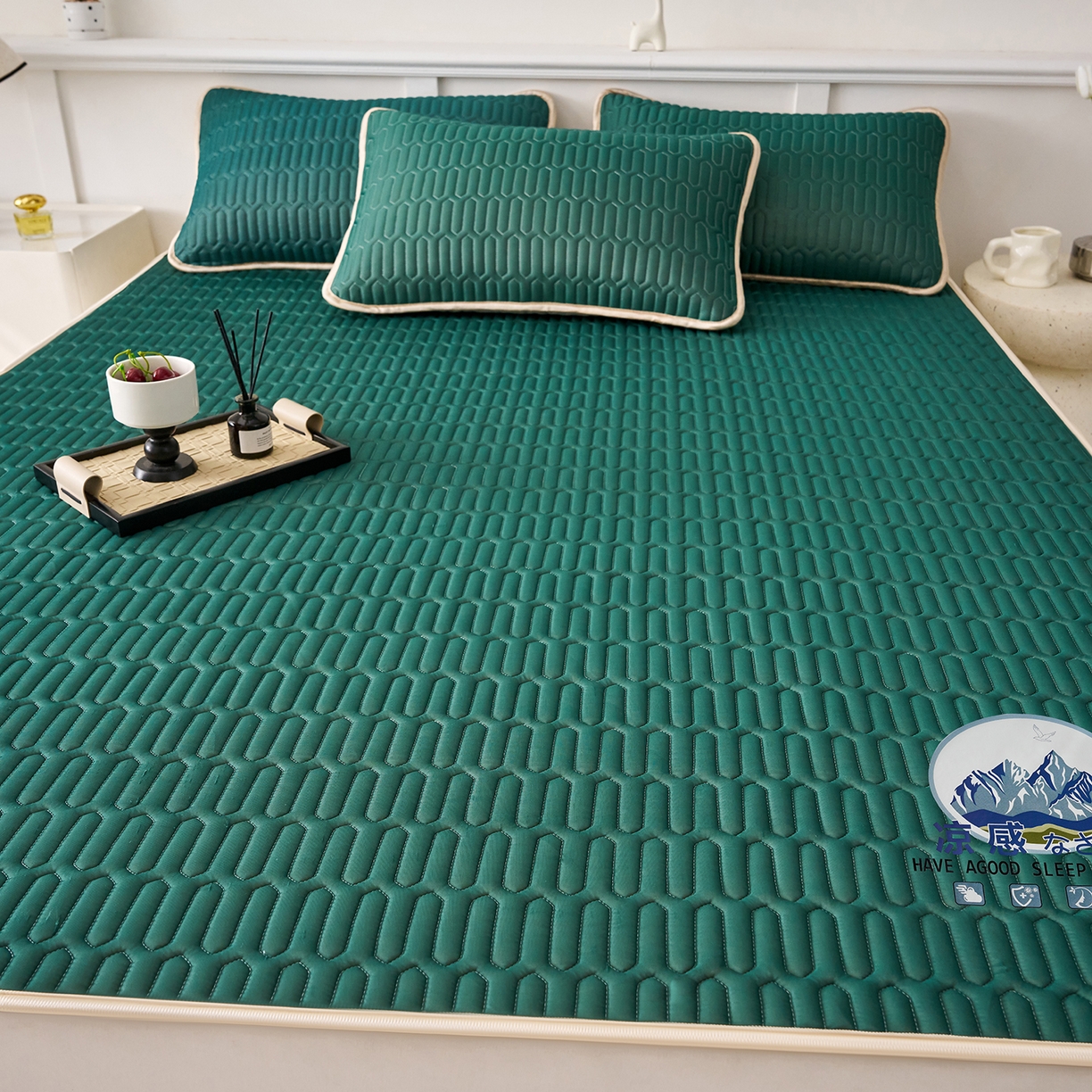 91家纺网 家纺一手货源 找家纺 奇丝雅 2026夏季A类纯色乳胶凉席冰丝席家用双人冰丝凉席可机洗夏天空调席三件套-场景二 富士山-墨绿