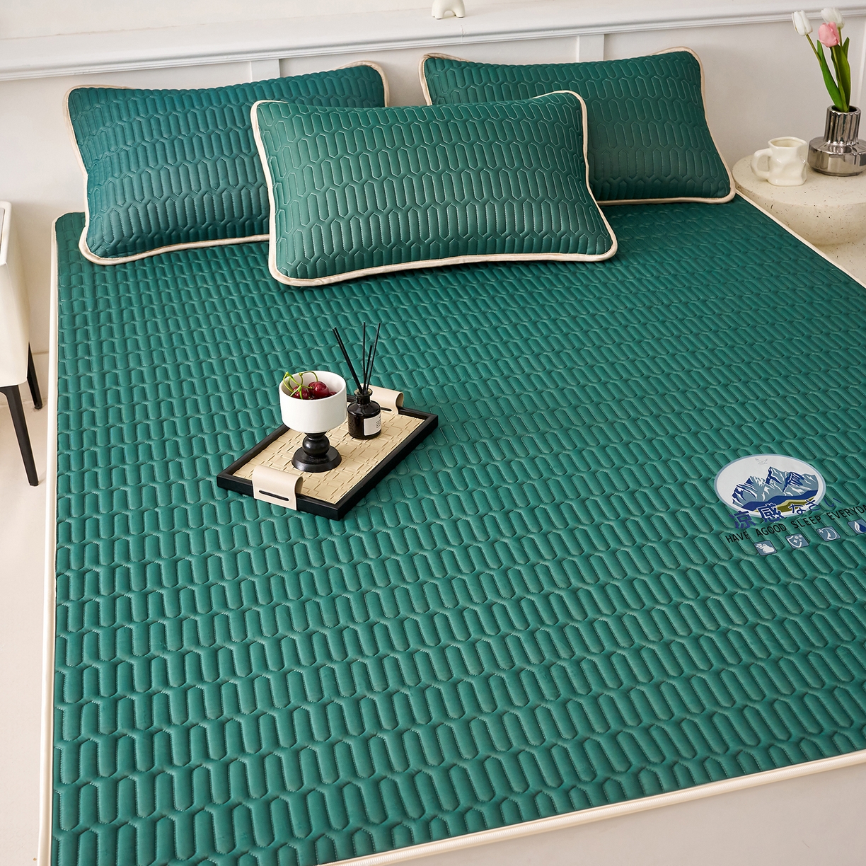 91家纺网 家纺一手货源 找家纺 奇丝雅 2026夏季A类纯色乳胶凉席冰丝席家用双人冰丝凉席可机洗夏天空调席三件套-场景二 富士山-墨绿