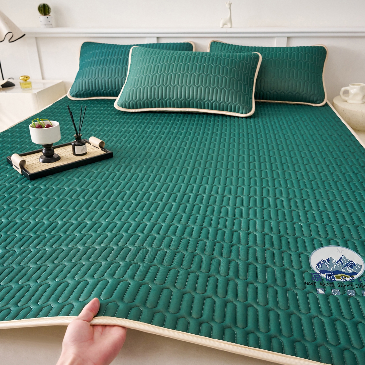 91家纺网 家纺一手货源 找家纺 奇丝雅 2026夏季A类纯色乳胶凉席冰丝席家用双人冰丝凉席可机洗夏天空调席三件套-场景二 富士山-墨绿