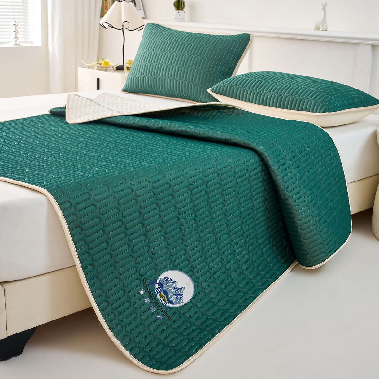 91家纺网 家纺一手货源 找家纺 奇丝雅 2026夏季A类纯色乳胶凉席冰丝席家用双人冰丝凉席可机洗夏天空调席三件套-场景二 富士山-墨绿