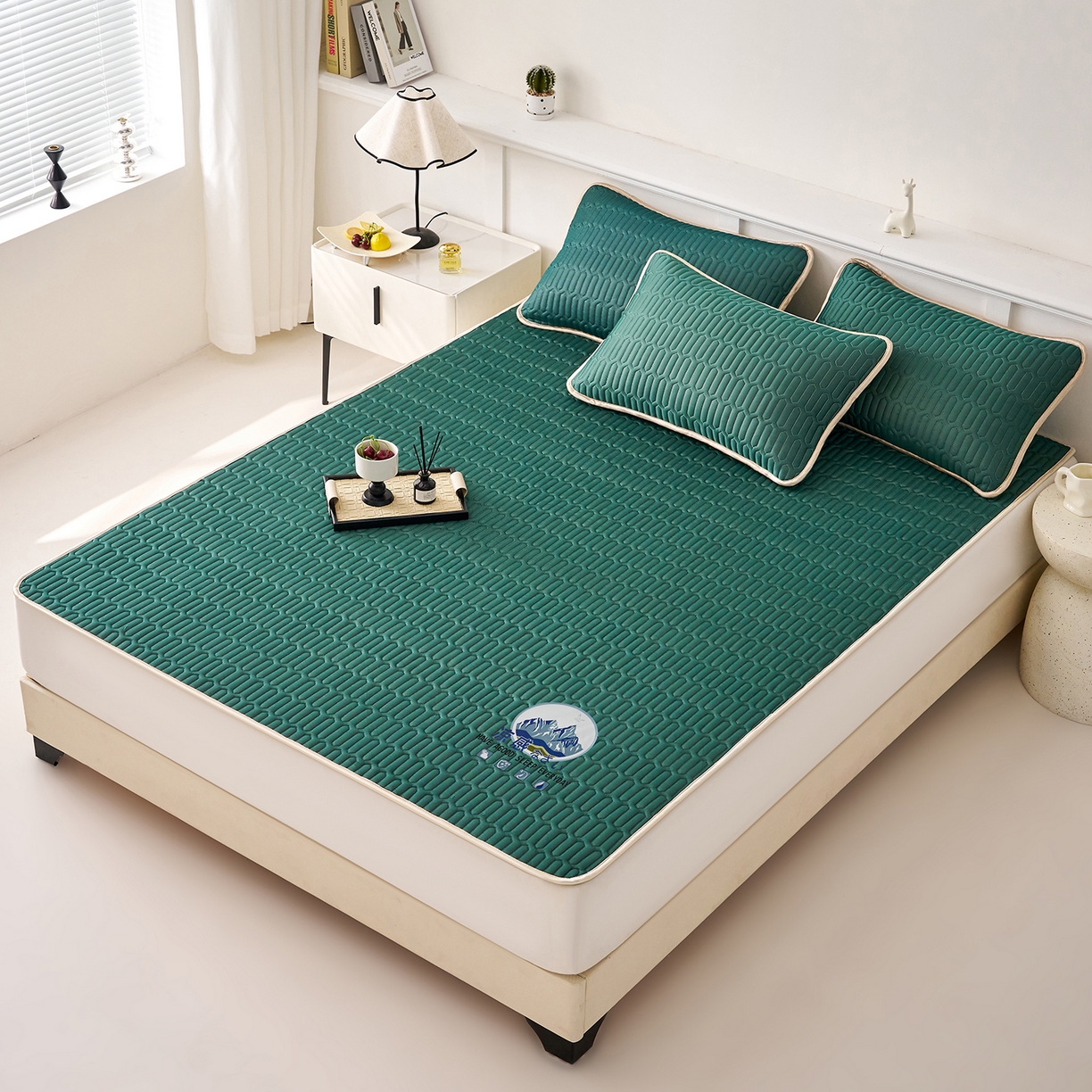 91家纺网 家纺一手货源 找家纺 奇丝雅 2026夏季A类纯色乳胶凉席冰丝席家用双人冰丝凉席可机洗夏天空调席三件套-场景二 富士山-墨绿