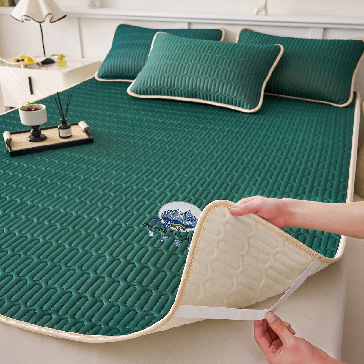 91家纺网 家纺一手货源 找家纺 奇丝雅 2026夏季A类纯色乳胶凉席冰丝席家用双人冰丝凉席可机洗夏天空调席三件套-场景二 富士山-墨绿