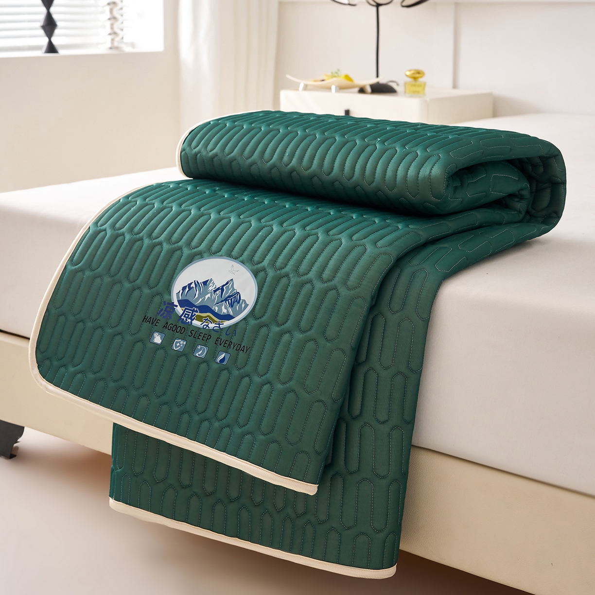 91家纺网 家纺一手货源 找家纺 奇丝雅 2026夏季A类纯色乳胶凉席冰丝席家用双人冰丝凉席可机洗夏天空调席三件套-场景二 富士山-墨绿