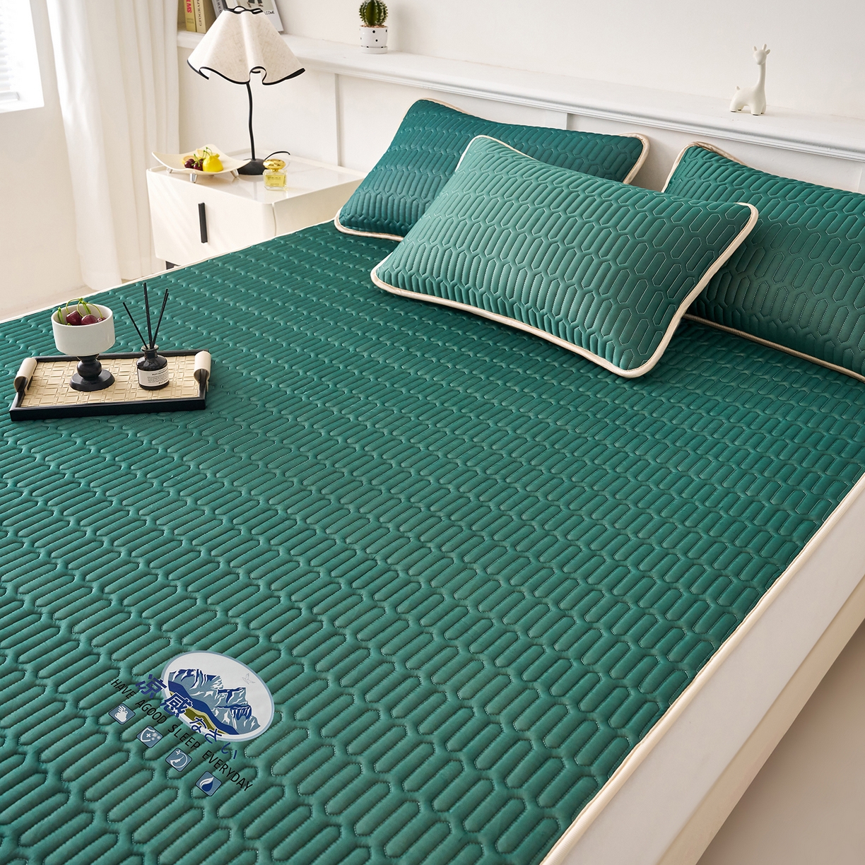 91家纺网 家纺一手货源 找家纺 奇丝雅 2026夏季A类纯色乳胶凉席冰丝席家用双人冰丝凉席可机洗夏天空调席三件套-场景二 富士山-墨绿