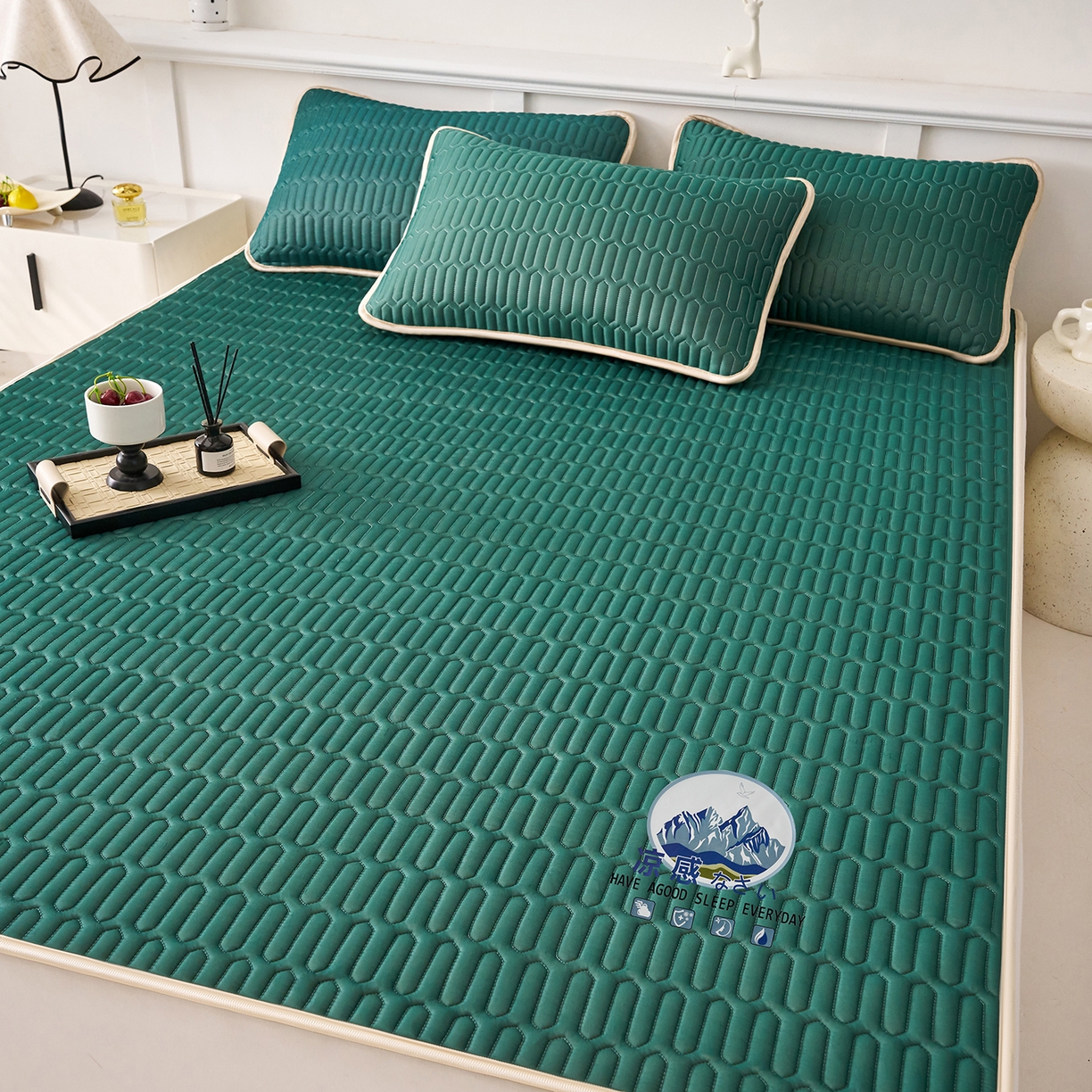 91家纺网 家纺一手货源 找家纺 奇丝雅 2026夏季A类纯色乳胶凉席冰丝席家用双人冰丝凉席可机洗夏天空调席三件套-场景二 富士山-墨绿