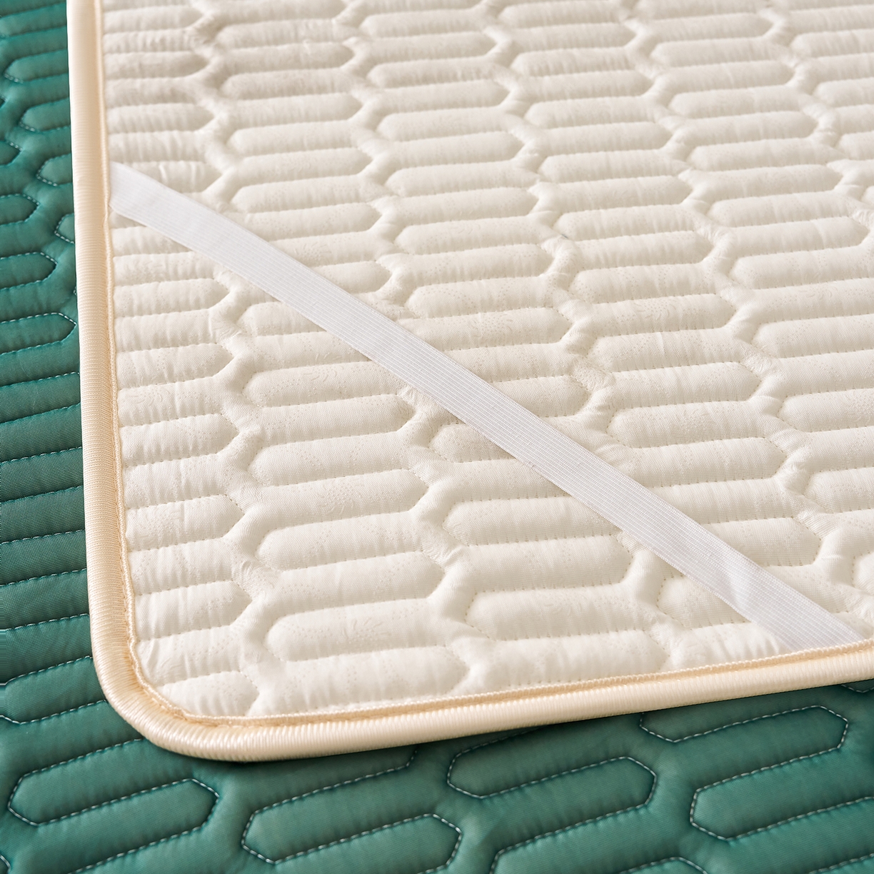 91家纺网 家纺一手货源 找家纺 奇丝雅 2026夏季A类纯色乳胶凉席冰丝席家用双人冰丝凉席可机洗夏天空调席三件套-场景二 富士山-墨绿