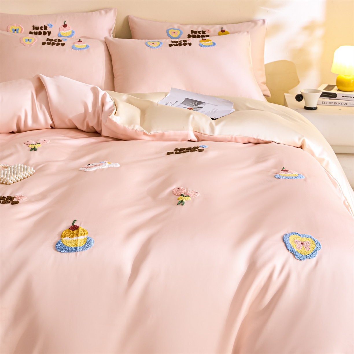 91家纺网 家纺一手货源 找家纺 DC 2026新款天丝立体毛巾绣四件套 毛巾绣-半熟蜜桃+元气白桃（初夏小狗）