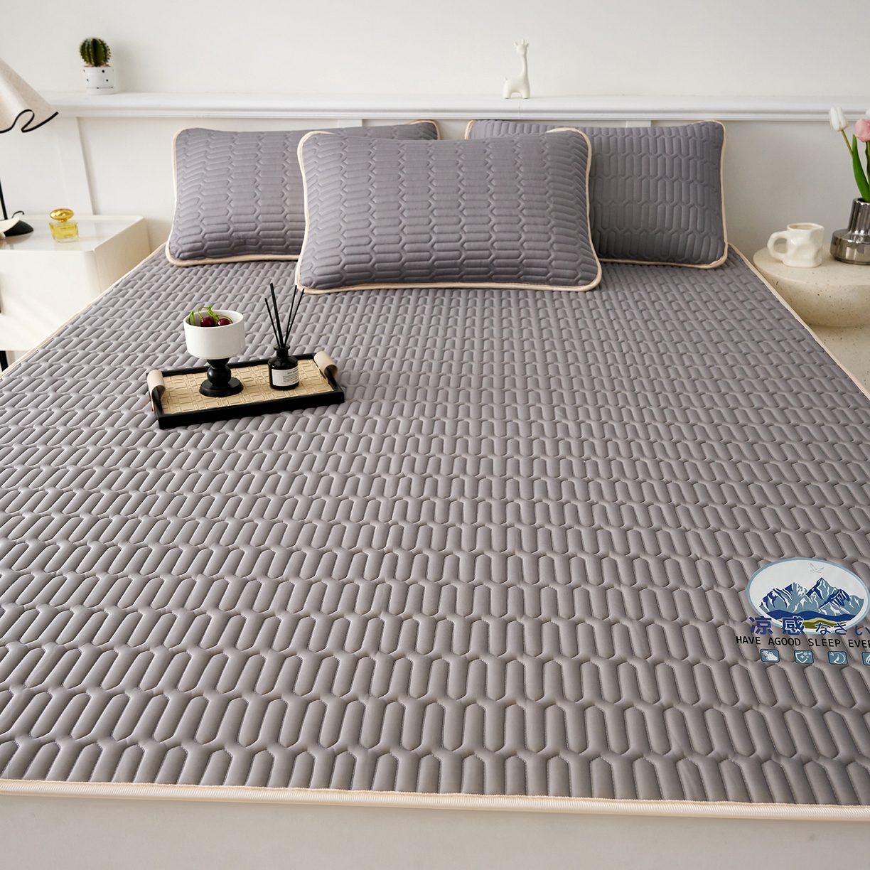 91家纺网 家纺一手货源 找家纺 奇丝雅 2026夏季A类纯色乳胶凉席冰丝席家用双人冰丝凉席可机洗夏天空调席三件套-场景二 富士山-银灰