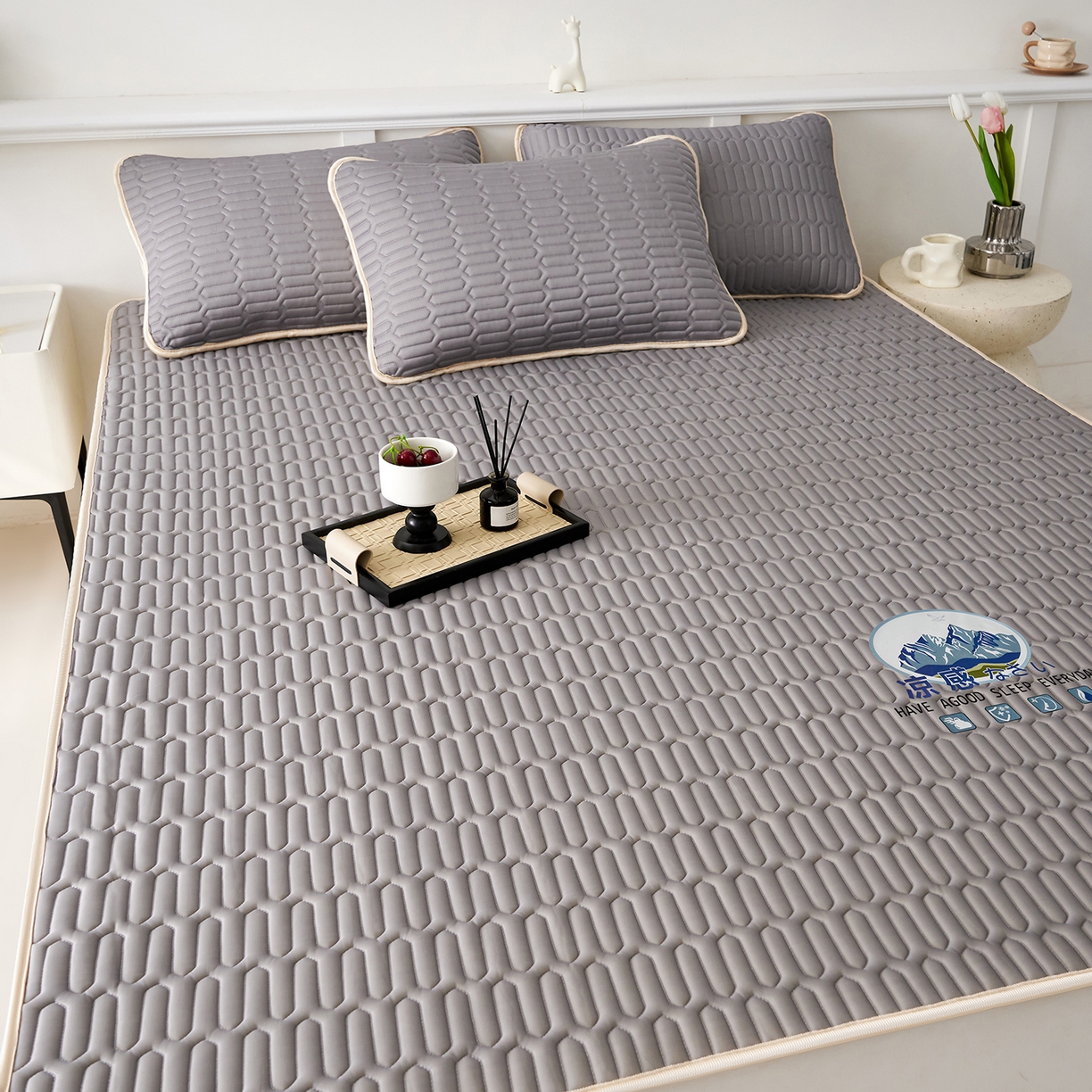 91家纺网 家纺一手货源 找家纺 奇丝雅 2026夏季A类纯色乳胶凉席冰丝席家用双人冰丝凉席可机洗夏天空调席三件套-场景二 富士山-银灰