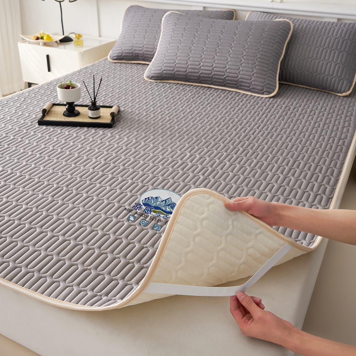 91家纺网 家纺一手货源 找家纺 奇丝雅 2026夏季A类纯色乳胶凉席冰丝席家用双人冰丝凉席可机洗夏天空调席三件套-场景二 富士山-银灰