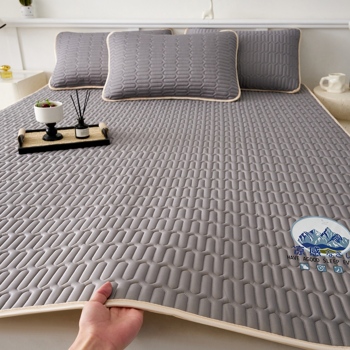 91家纺网 家纺一手货源 找家纺 奇丝雅 2026夏季A类纯色乳胶凉席冰丝席家用双人冰丝凉席可机洗夏天空调席三件套-场景二 富士山-银灰