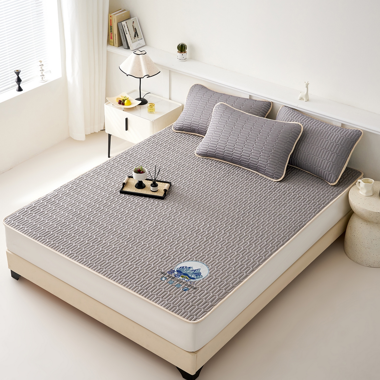 91家纺网 家纺一手货源 找家纺 奇丝雅 2026夏季A类纯色乳胶凉席冰丝席家用双人冰丝凉席可机洗夏天空调席三件套-场景二 富士山-银灰