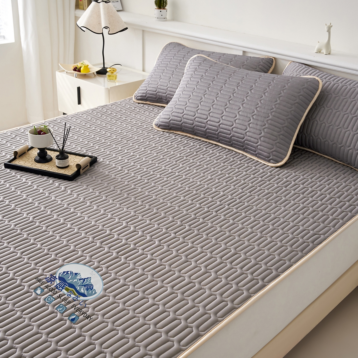 91家纺网 家纺一手货源 找家纺 奇丝雅 2026夏季A类纯色乳胶凉席冰丝席家用双人冰丝凉席可机洗夏天空调席三件套-场景二 富士山-银灰