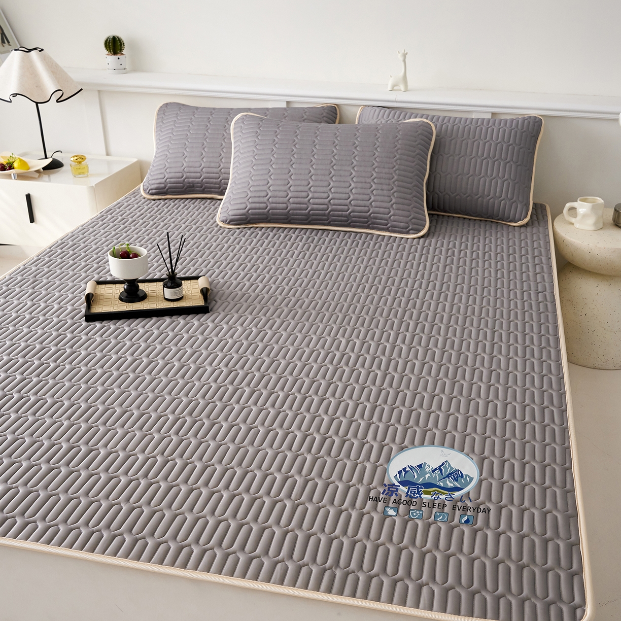 91家纺网 家纺一手货源 找家纺 奇丝雅 2026夏季A类纯色乳胶凉席冰丝席家用双人冰丝凉席可机洗夏天空调席三件套-场景二 富士山-银灰