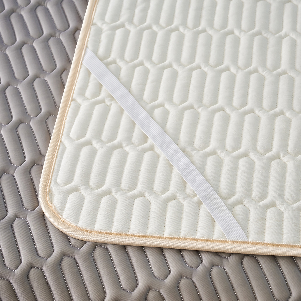 91家纺网 家纺一手货源 找家纺 奇丝雅 2026夏季A类纯色乳胶凉席冰丝席家用双人冰丝凉席可机洗夏天空调席三件套-场景二 富士山-银灰