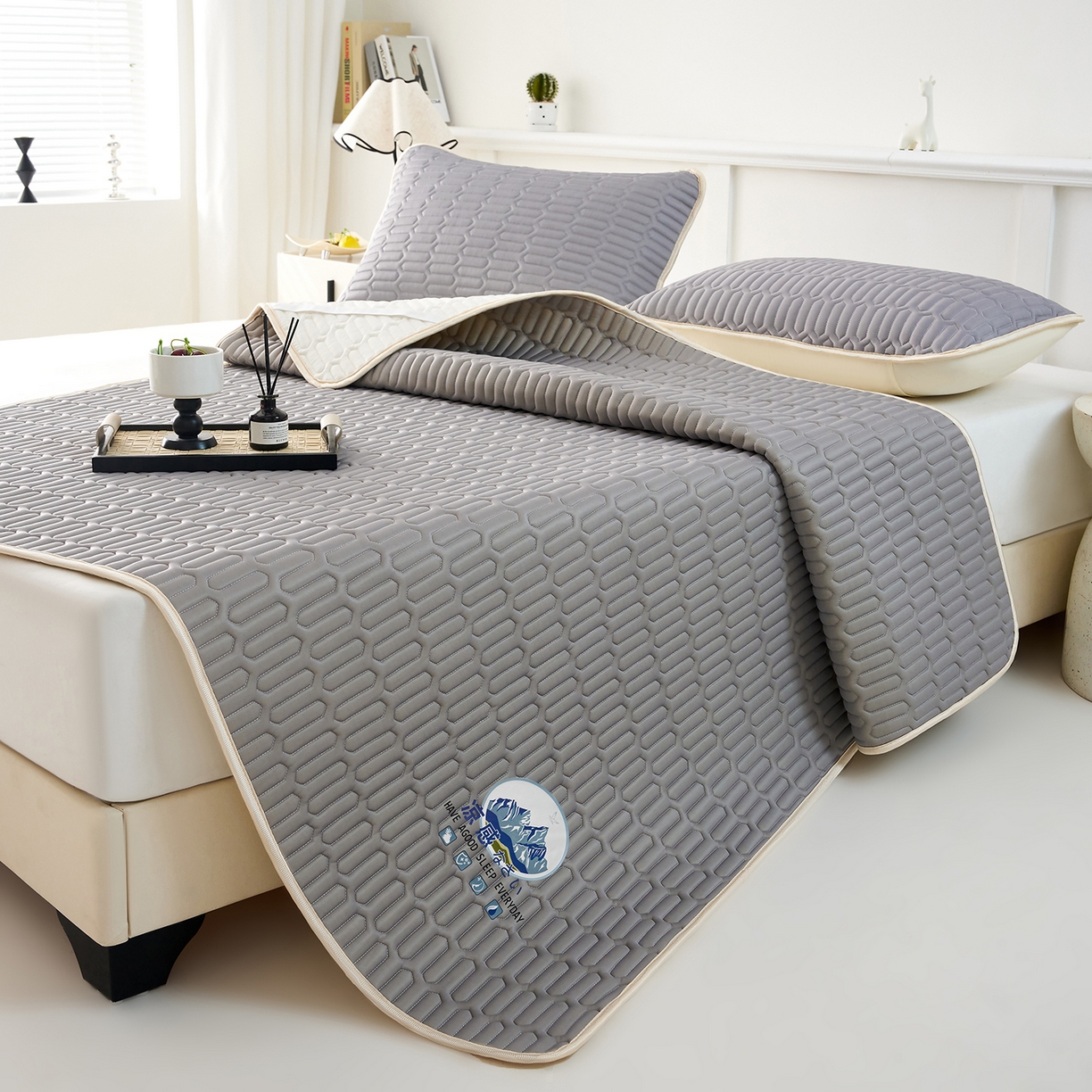 91家纺网 家纺一手货源 找家纺 奇丝雅 2026夏季A类纯色乳胶凉席冰丝席家用双人冰丝凉席可机洗夏天空调席三件套-场景二 富士山-银灰