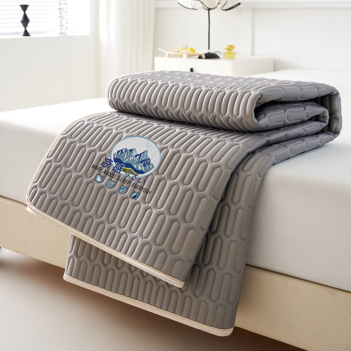 91家纺网 家纺一手货源 找家纺 奇丝雅 2026夏季A类纯色乳胶凉席冰丝席家用双人冰丝凉席可机洗夏天空调席三件套-场景二 富士山-银灰