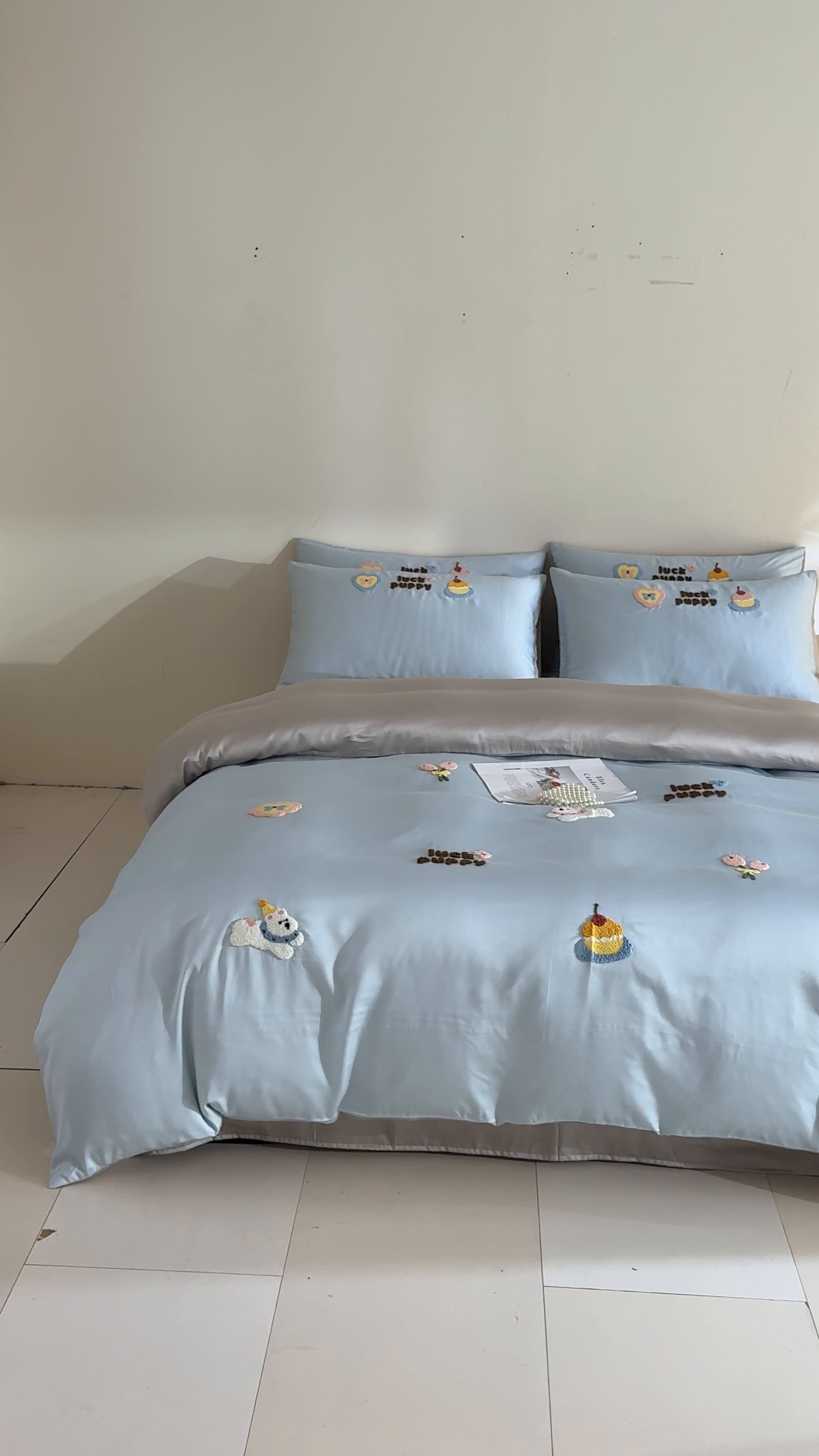 91家纺网 家纺一手货源 找家纺 DC 2026新款天丝立体毛巾绣四件套 毛巾绣-婴儿蓝+冰川灰（初夏小狗）