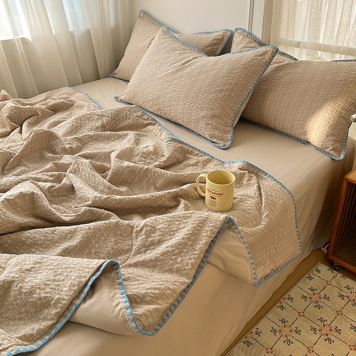 91家纺网 家纺一手货源 找家纺 鑫佳居 2026新款三角针纯色夏被夏凉被空调被四件套 焦糖奶茶