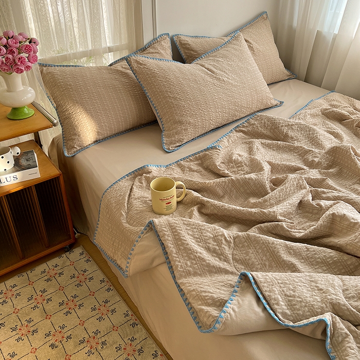 91家纺网 家纺一手货源 找家纺 鑫佳居 2026新款三角针纯色夏被夏凉被空调被四件套 焦糖奶茶