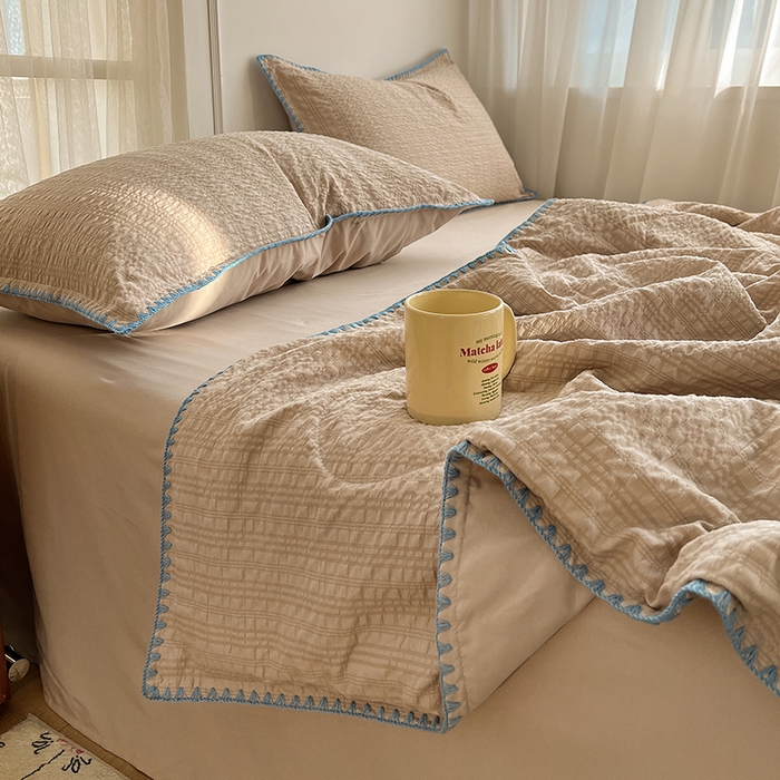 91家纺网 家纺一手货源 找家纺 鑫佳居 2026新款三角针纯色夏被夏凉被空调被四件套 焦糖奶茶