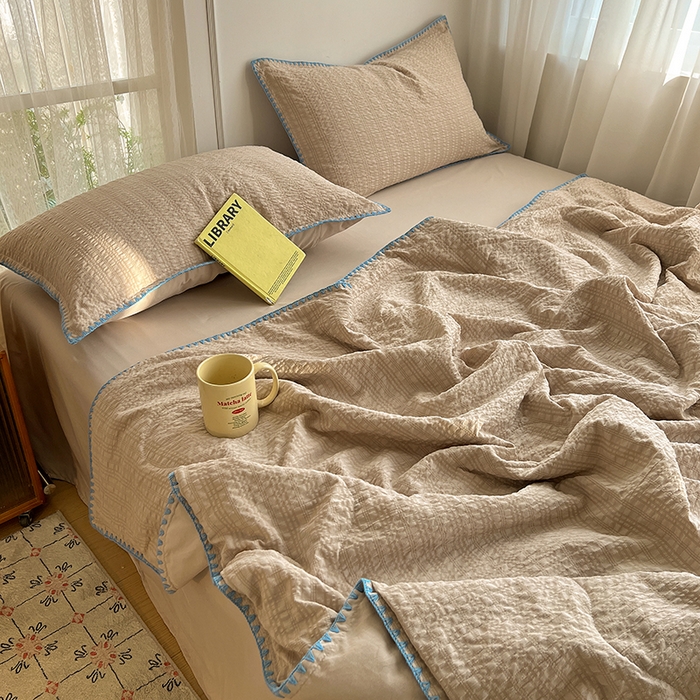 91家纺网 家纺一手货源 找家纺 鑫佳居 2026新款三角针纯色夏被夏凉被空调被四件套 焦糖奶茶