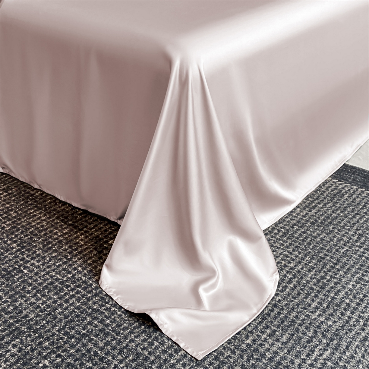 91家纺网 家纺一手货源 找家纺 无界 2026新款水洗真丝夏被-雪花绗缝压线-莱拉 莱拉 杏白+素粉