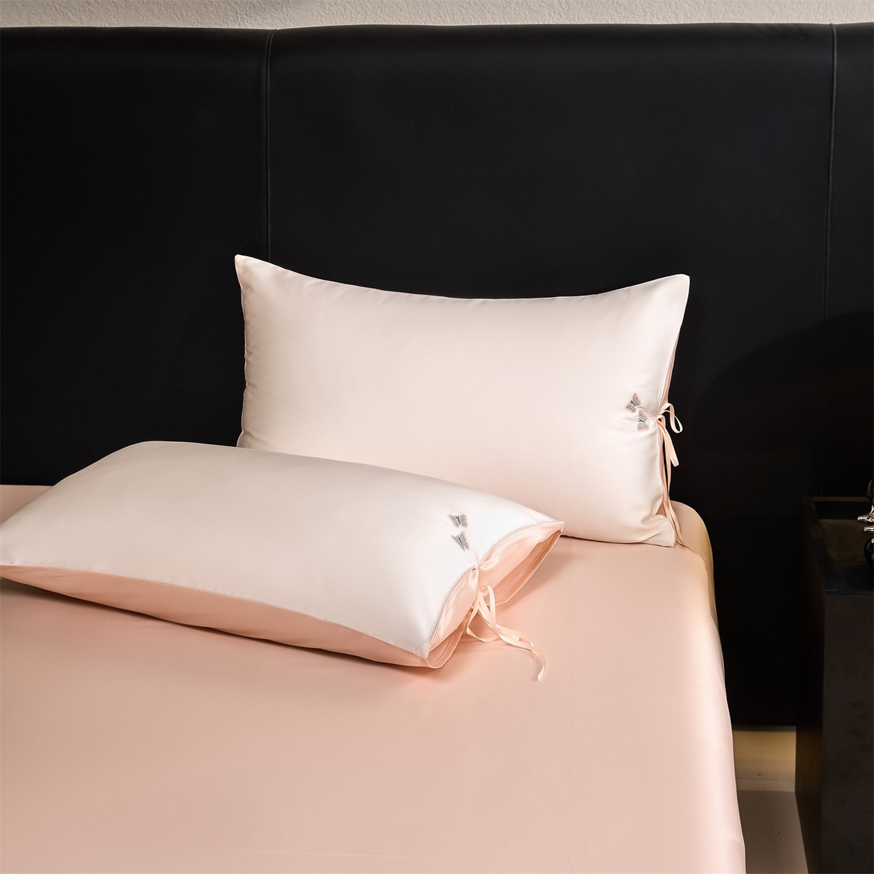 91家纺网 家纺一手货源 找家纺 DC 2026新款天丝单边蝴蝶织带四件套--蝶音系列 蝶音-元气白桃+冰雾粉