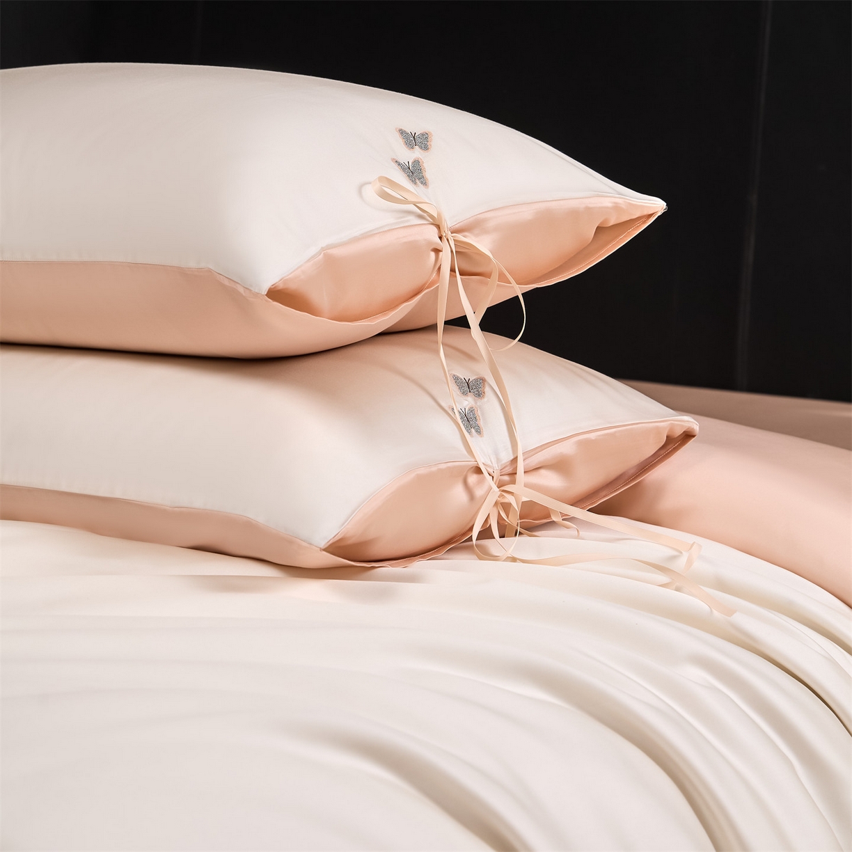 91家纺网 家纺一手货源 找家纺 DC 2026新款天丝单边蝴蝶织带四件套--蝶音系列 蝶音-元气白桃+冰雾粉