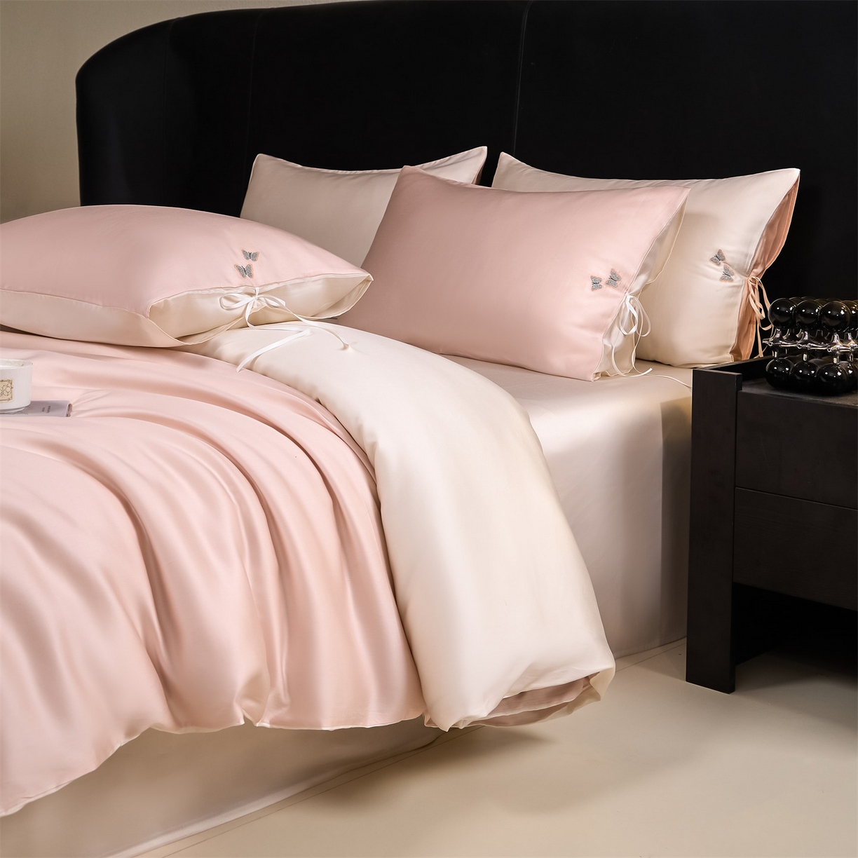 91家纺网 家纺一手货源 找家纺 DC 2026新款天丝单边蝴蝶织带四件套--蝶音系列 蝶音-冰雾粉+元气白桃