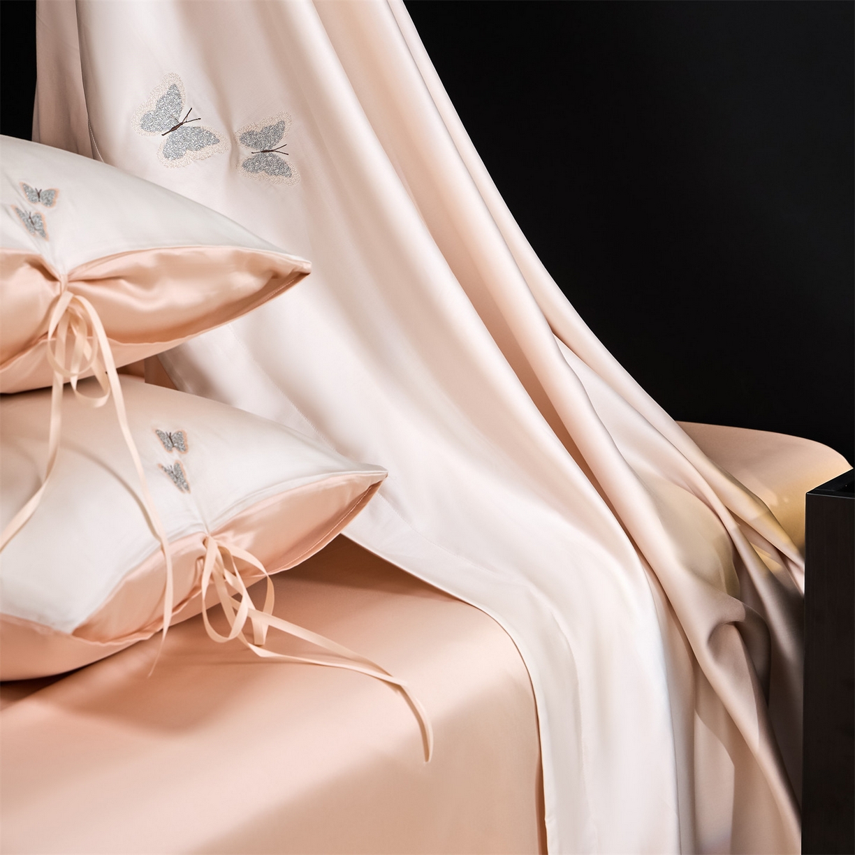 91家纺网 家纺一手货源 找家纺 DC 2026新款天丝单边蝴蝶织带四件套--蝶音系列 蝶音-元气白桃+冰雾粉