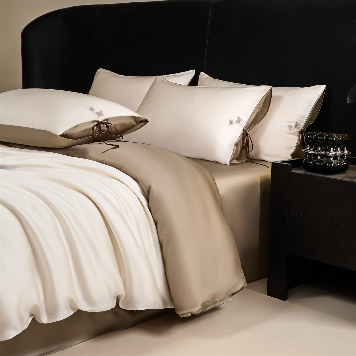 91家纺网 家纺一手货源 找家纺 DC 2026新款天丝单边蝴蝶织带四件套--蝶音系列 蝶音-元气白桃+麦肤色