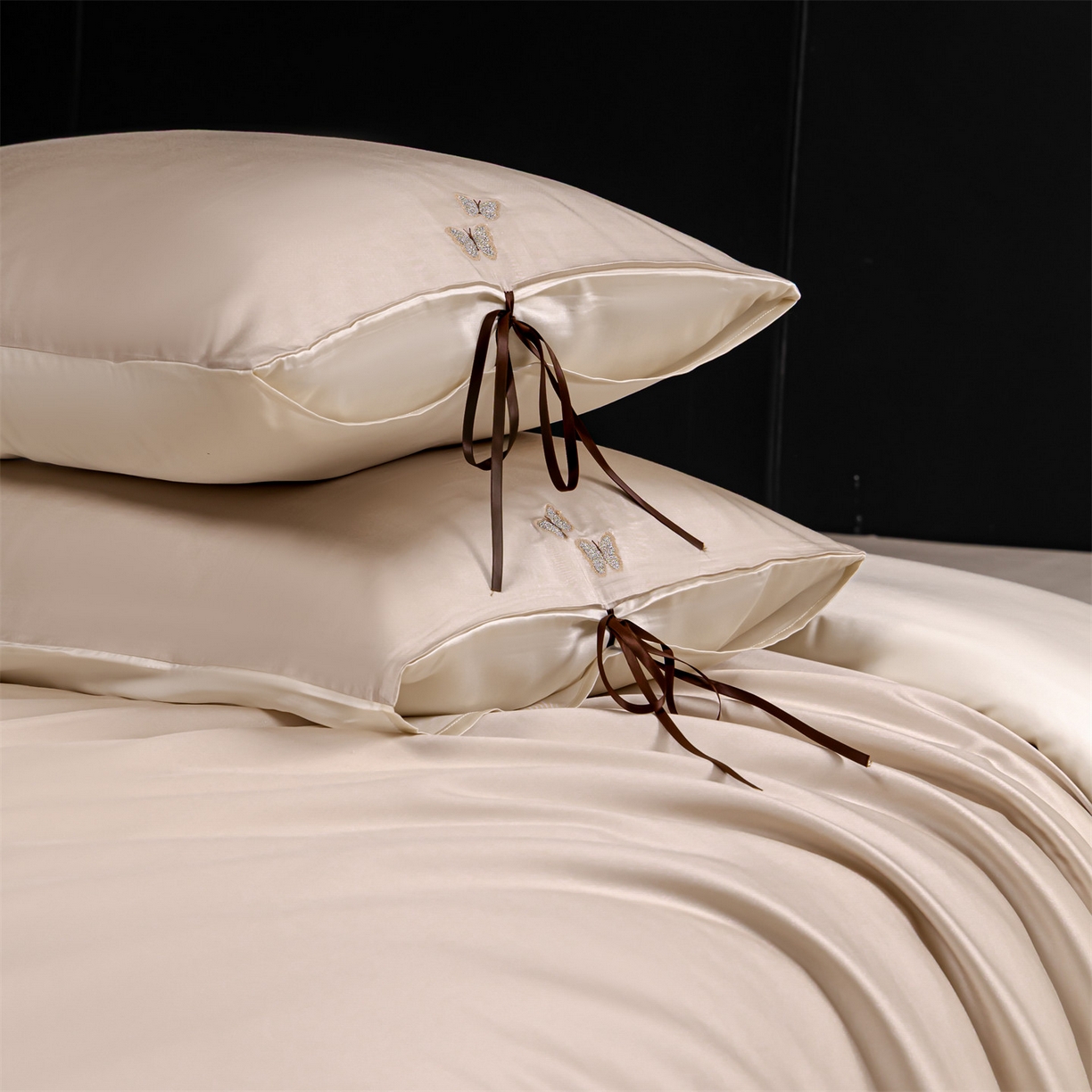 91家纺网 家纺一手货源 找家纺 DC 2026新款天丝单边蝴蝶织带四件套--蝶音系列 蝶音-浅茶+元气白桃