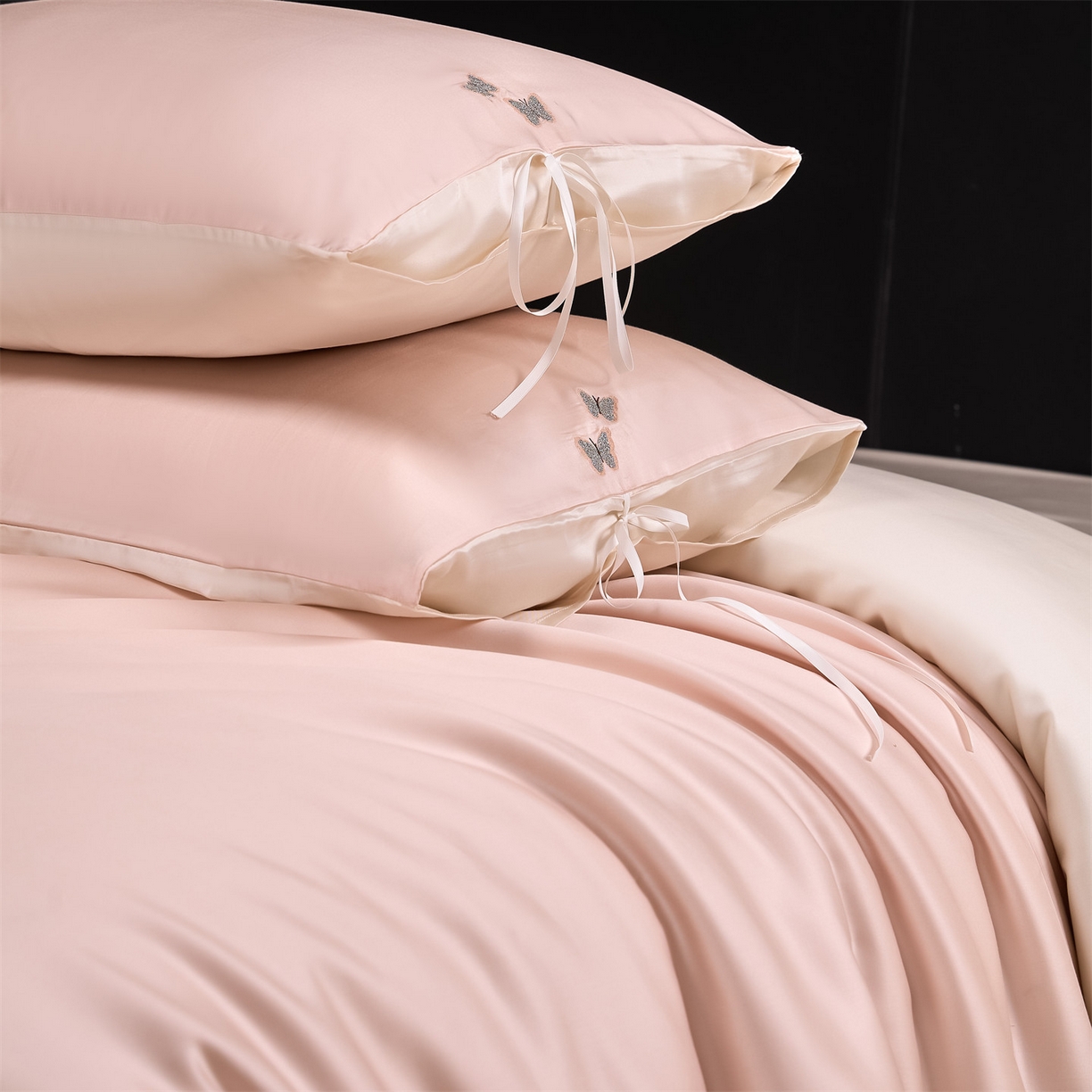 91家纺网 家纺一手货源 找家纺 DC 2026新款天丝单边蝴蝶织带四件套--蝶音系列 蝶音-冰雾粉+元气白桃