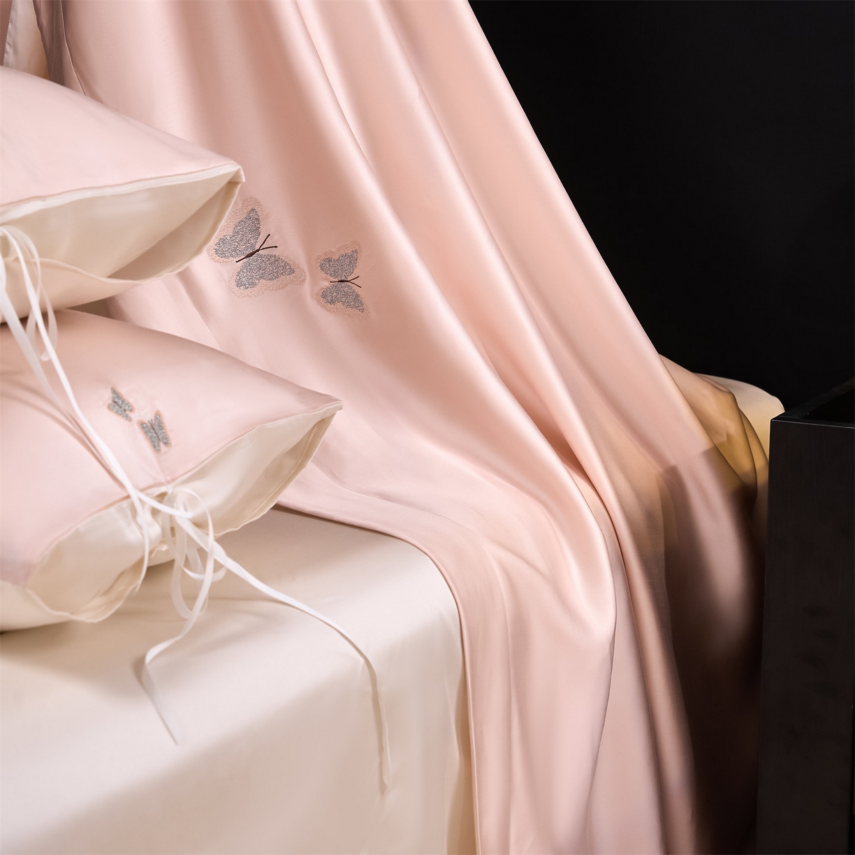 91家纺网 家纺一手货源 找家纺 DC 2026新款天丝单边蝴蝶织带四件套--蝶音系列 蝶音-冰雾粉+元气白桃