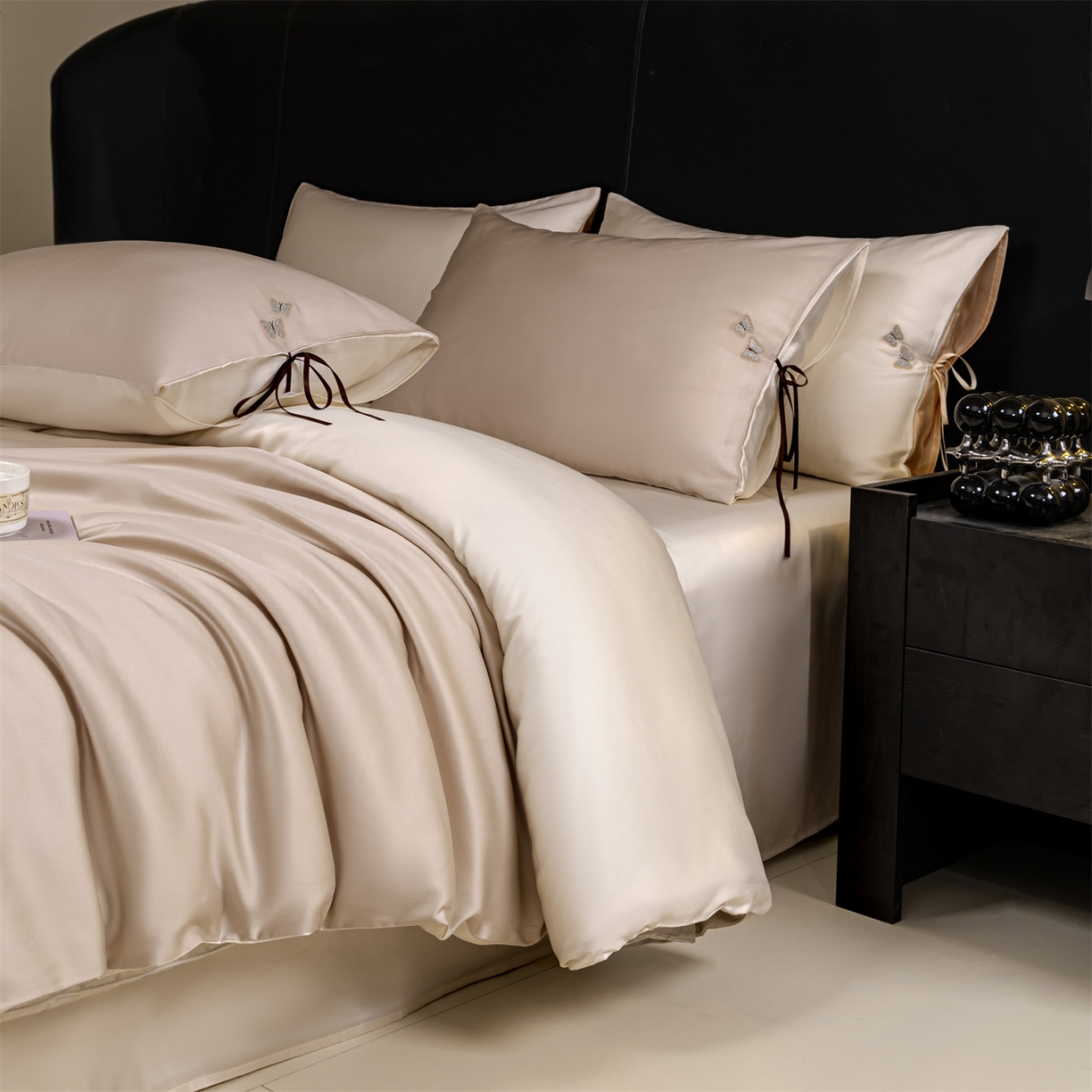 91家纺网 家纺一手货源 找家纺 DC 2026新款天丝单边蝴蝶织带四件套--蝶音系列 蝶音-浅茶+元气白桃