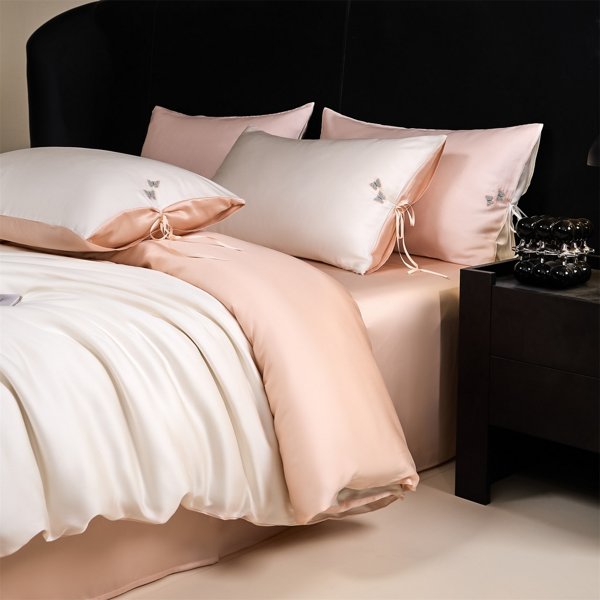 91家纺网 家纺一手货源 找家纺 DC 2026新款天丝单边蝴蝶织带四件套--蝶音系列 蝶音-元气白桃+冰雾粉